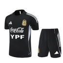 Conjunto infantil entrenamiento selección Argentina camiseta y pantalón negro temporada 2025 2026 calidad 1.1 oficial, Argentina infantil 2025, Conjunto niño Argentina negro, Ropa selección argentina niños entrenamiento, Equipación Argentina junior 25/26, Calidad 1.1 infantil, Tienda Hincha Futbolero, Regalo niño Argentina fútbol, Chándal corto niño Argentina 2026, Argentina Kids Training.