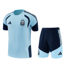 Conjunto infantil entrenamiento selección Argentina camiseta azul claro y pantalón azul marino temporada 2026 2027 calidad 1.1 oficial, Argentina infantil 2026, Conjunto niño Argentina azul claro, Ropa selección argentina niños entrenamiento, Equipación Argentina junior 26/27, Calidad 1.1 infantil, Tienda Hincha Futbolero, Regalo niño Argentina fútbol, Chándal corto niño Argentina 2027, Argentina Kids Training.