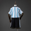 Conjunto infantil Argentina retro 1998 local camiseta celesteyblanca y pantalón negro para niños calidad 1.1 premium Tienda Hincha Futbolero Argentina Mini Kit Vintage Batistuta, Conjunto Argentina infantil, Equipación Argentina niño retro, Camiseta Argentina 1998 niño, Pantalón Argentina clásico infantil, Comprar ropa Argentina bebé, Calidad 1.1 premium niños, Argentina Batistuta niño, Fútbol clásico infantil, Minikit Argentina histórico 98.