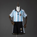 Conjunto infantil Argentina retro 1998 local camiseta celesteyblanca y pantalón negro para niños calidad 1.1 premium Tienda Hincha Futbolero Argentina Mini Kit Vintage Batistuta, Conjunto Argentina infantil, Equipación Argentina niño retro, Camiseta Argentina 1998 niño, Pantalón Argentina clásico infantil, Comprar ropa Argentina bebé, Calidad 1.1 premium niños, Argentina Batistuta niño, Fútbol clásico infantil, Minikit Argentina histórico 98.