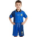 Conjunto infantil Argentina retro 1994 azul camiseta y pantalón para niños calidad 1.1 premium Tienda Hincha Futbolero Argentina Mini Kit Vintage Maradona, Conjunto Argentina infantil, Equipación Argentina niño retro, Camiseta Argentina 1994 niño, Pantalón Argentina clásico infantil, Comprar ropa Argentina bebé, Calidad 1.1 premium niños, Argentina Maradona niño, Fútbol clásico infantil, Minikit Argentina histórico azul.