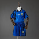 Conjunto infantil Argentina retro 1994 azul camiseta y pantalón para niños calidad 1.1 premium Tienda Hincha Futbolero Argentina Mini Kit Vintage Maradona, Conjunto Argentina infantil, Equipación Argentina niño retro, Camiseta Argentina 1994 niño, Pantalón Argentina clásico infantil, Comprar ropa Argentina bebé, Calidad 1.1 premium niños, Argentina Maradona niño, Fútbol clásico infantil, Minikit Argentina histórico azul.