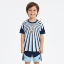 Conjunto infantil pre-partido selección Argentina camiseta blanca y pantalón azul marino temporada 2026 2027 calidad 1.1 oficial, Argentina infantil 2026, Conjunto niño Argentina blanco azul, Ropa selección argentina niños, Equipación Argentina junior pre-partido, Calidad 1.1 infantil, Tienda Hincha Futbolero, Regalo niño Argentina fútbol, Chándal corto niño Argentina 26/27, Argentina Kids Pre-Match.