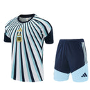 Conjunto infantil pre-partido selección Argentina camiseta blanca y pantalón azul marino temporada 2026 2027 calidad 1.1 oficial, Argentina infantil 2026, Conjunto niño Argentina blanco azul, Ropa selección argentina niños, Equipación Argentina junior pre-partido, Calidad 1.1 infantil, Tienda Hincha Futbolero, Regalo niño Argentina fútbol, Chándal corto niño Argentina 26/27, Argentina Kids Pre-Match.