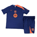 Conjunto infantil entrenamiento FC Barcelona camiseta y pantalón T90 azul marino y naranja temporada 2025 2026 calidad 1.1 oficial, Barcelona infantil 2025, Conjunto entrenamiento niño Barça, Ropa Barça niños azul marino, Equipación entrenamiento Barcelona junior, Calidad 1.1 infantil, Tienda Hincha Futbolero, Regalo niño FC Barcelona, Chándal corto niño Barça 25/26, Entrenamiento T90 Barcelona.