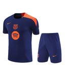 Conjunto infantil entrenamiento FC Barcelona camiseta y pantalón T90 azul marino y naranja temporada 2025 2026 calidad 1.1 oficial, Barcelona infantil 2025, Conjunto entrenamiento niño Barça, Ropa Barça niños azul marino, Equipación entrenamiento Barcelona junior, Calidad 1.1 infantil, Tienda Hincha Futbolero, Regalo niño FC Barcelona, Chándal corto niño Barça 25/26, Entrenamiento T90 Barcelona.