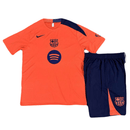 Conjunto infantil entrenamiento FC Barcelona camiseta naranja y pantalón azul marino temporada 2025 2026 calidad 1.1 oficial, Barcelona infantil 2025, Conjunto entrenamiento niño Barça, Ropa Barça niños naranja, Equipación entrenamiento Barcelona junior, Calidad 1.1 infantil, Tienda Hincha Futbolero, Regalo niño FC Barcelona, Chándal corto niño Barça 25/26, Entrenamiento Barcelona naranja y azul.