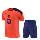 Conjunto infantil entrenamiento FC Barcelona camiseta naranja y pantalón azul marino temporada 2025 2026 calidad 1.1 oficial, Barcelona infantil 2025, Conjunto entrenamiento niño Barça, Ropa Barça niños naranja, Equipación entrenamiento Barcelona junior, Calidad 1.1 infantil, Tienda Hincha Futbolero, Regalo niño FC Barcelona, Chándal corto niño Barça 25/26, Entrenamiento Barcelona naranja y azul.
