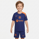 Conjunto infantil entrenamiento FC Barcelona camiseta y pantalón T90 azul marino y naranja temporada 2025 2026 calidad 1.1 oficial, Barcelona infantil 2025, Conjunto entrenamiento niño Barça, Ropa Barça niños azul marino, Equipación entrenamiento Barcelona junior, Calidad 1.1 infantil, Tienda Hincha Futbolero, Regalo niño FC Barcelona, Chándal corto niño Barça 25/26, Entrenamiento T90 Barcelona.