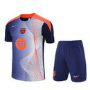 Conjunto infantil pre-partido FC Barcelona camiseta y pantalón T90 azul marino y naranja temporada 2025 2026 calidad 1.1 oficial, Barcelona infantil 2025, Conjunto niño Barça pre-partido, Ropa Barça niños azul marino naranja, Equipación calentamiento Barcelona junior, Calidad 1.1 infantil, Tienda Hincha Futbolero, Regalo niño FC Barcelona, Chándal corto niño Barça 25/26, T90 Kids Barcelona.