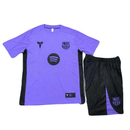 Conjunto infantil edición especial FC Barcelona x Kobe Bryant camiseta púrpura y pantalón negro temporada 2025 2026 calidad 1.1 oficial, Barcelona Kobe Bryant infantil, Conjunto Barça Kobe niño, Camiseta púrpura Barcelona niño, Equipación Mamba Mentality Barça, Calidad 1.1 infantil, Tienda Hincha Futbolero, Regalo niño Barcelona Kobe, Chándal corto niño Barça 25/26 especial, Barcelona x Lakers niños.