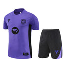 Conjunto infantil edición especial FC Barcelona x Kobe Bryant camiseta púrpura y pantalón negro temporada 2025 2026 calidad 1.1 oficial, Barcelona Kobe Bryant infantil, Conjunto Barça Kobe niño, Camiseta púrpura Barcelona niño, Equipación Mamba Mentality Barça, Calidad 1.1 infantil, Tienda Hincha Futbolero, Regalo niño Barcelona Kobe, Chándal corto niño Barça 25/26 especial, Barcelona x Lakers niños.