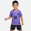 Conjunto infantil edición especial FC Barcelona x Kobe Bryant camiseta púrpura y pantalón negro temporada 2025 2026 calidad 1.1 oficial, Barcelona Kobe Bryant infantil, Conjunto Barça Kobe niño, Camiseta púrpura Barcelona niño, Equipación Mamba Mentality Barça, Calidad 1.1 infantil, Tienda Hincha Futbolero, Regalo niño Barcelona Kobe, Chándal corto niño Barça 25/26 especial, Barcelona x Lakers niños.
