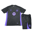 Conjunto infantil edición especial FC Barcelona x Kobe Bryant camiseta y pantalón negro y púrpura temporada 2025 2026 calidad 1.1 oficial, Barcelona Kobe Bryant infantil, Conjunto Barça Kobe niño, Camiseta negro púrpura Barcelona niño, Equipación Mamba Mentality Barça, Calidad 1.1 infantil, Tienda Hincha Futbolero, Regalo niño Barcelona Kobe, Chándal corto niño Barça 25/26 especial, Barcelona x Lakers niños.