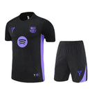 Conjunto infantil edición especial FC Barcelona x Kobe Bryant camiseta y pantalón negro y púrpura temporada 2025 2026 calidad 1.1 oficial, Barcelona Kobe Bryant infantil, Conjunto Barça Kobe niño, Camiseta negro púrpura Barcelona niño, Equipación Mamba Mentality Barça, Calidad 1.1 infantil, Tienda Hincha Futbolero, Regalo niño Barcelona Kobe, Chándal corto niño Barça 25/26 especial, Barcelona x Lakers niños.