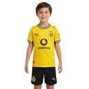 Conjunto infantil del Borussia Dortmund 2026 2027 primera equipación de camiseta y pantalón corto amarillo y negro de niño Tienda Hincha Futbolero, Conjunto Borussia Dortmund infantil, Equipación Dortmund niño 2026, Camiseta y pantalón Borussia Dortmund 2027, Ropa del Dortmund para niños original, Comprar mini kit Borussia Dortmund, Calidad premium BVB infantil, Camiseta fútbol niño amarilla, Ropa deportiva infantil, Uniforme de fútbol para niño.