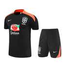 Conjunto infantil entrenamiento selección Brasil camiseta y pantalón negro y naranja temporada 2025 2026 calidad 1.1 oficial, Brasil infantil 2025, Conjunto entrenamiento niño Brasil, Ropa Brasil niños negro naranja, Equipación selección brasileña junior, Calidad 1.1 infantil, Tienda Hincha Futbolero, Regalo niño Brasil fútbol, Chándal corto niño Brasil 25/26, Entrenamiento CBF niños.