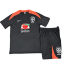 Conjunto infantil entrenamiento selección Brasil camiseta y pantalón negro y naranja temporada 2025 2026 calidad 1.1 oficial, Brasil infantil 2025, Conjunto entrenamiento niño Brasil, Ropa Brasil niños negro naranja, Equipación selección brasileña junior, Calidad 1.1 infantil, Tienda Hincha Futbolero, Regalo niño Brasil fútbol, Chándal corto niño Brasil 25/26, Entrenamiento CBF niños.