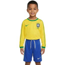 Conjunto infantil oficial de Brasil retro 1998 manga larga camiseta y pantalón de Tienda Hincha Futbolero, Brasil retro, Brasil 1998 infantil, Camiseta Brasil manga larga niños, Conjunto retro selección brasileña, Ropa clásica fútbol, Brasil Jogo Bonito, Comprar kit Brasil vintage, Fútbol infantil clásico, Selección de Brasil histórica.