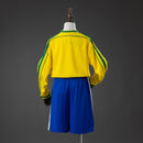 Conjunto infantil oficial de Brasil retro 1998 manga larga camiseta y pantalón de Tienda Hincha Futbolero, Brasil retro, Brasil 1998 infantil, Camiseta Brasil manga larga niños, Conjunto retro selección brasileña, Ropa clásica fútbol, Brasil Jogo Bonito, Comprar kit Brasil vintage, Fútbol infantil clásico, Selección de Brasil histórica.