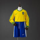 Conjunto infantil oficial de Brasil retro 1998 manga larga camiseta y pantalón de Tienda Hincha Futbolero, Brasil retro, Brasil 1998 infantil, Camiseta Brasil manga larga niños, Conjunto retro selección brasileña, Ropa clásica fútbol, Brasil Jogo Bonito, Comprar kit Brasil vintage, Fútbol infantil clásico, Selección de Brasil histórica.