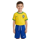 Conjunto infantil Brasil retro 1998 local camiseta amarilla y pantalón azul para niños calidad 1.1 premium Tienda Hincha Futbolero Brasil Mini Kit Vintage Ronaldo, Conjunto Brasil infantil, Equipación Brasil niño retro, Camiseta Brasil 1998 niño, Pantalón Brasil clásico infantil, Comprar ropa Brasil bebé, Calidad 1.1 premium niños, Brasil Ronaldo niño, Fútbol clásico infantil, Minikit Brasil histórico 98.