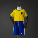 Conjunto infantil Brasil retro 1998 local camiseta amarilla y pantalón azul para niños calidad 1.1 premium Tienda Hincha Futbolero Brasil Mini Kit Vintage Ronaldo, Conjunto Brasil infantil, Equipación Brasil niño retro, Camiseta Brasil 1998 niño, Pantalón Brasil clásico infantil, Comprar ropa Brasil bebé, Calidad 1.1 premium niños, Brasil Ronaldo niño, Fútbol clásico infantil, Minikit Brasil histórico 98.