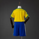 Conjunto infantil Brasil retro 1998 local camiseta amarilla y pantalón azul para niños calidad 1.1 premium Tienda Hincha Futbolero Brasil Mini Kit Vintage Ronaldo, Conjunto Brasil infantil, Equipación Brasil niño retro, Camiseta Brasil 1998 niño, Pantalón Brasil clásico infantil, Comprar ropa Brasil bebé, Calidad 1.1 premium niños, Brasil Ronaldo niño, Fútbol clásico infantil, Minikit Brasil histórico 98.
