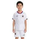 Conjunto infantil oficial de Cabo Verde segunda equipación temporada 2026 2027 camiseta y pantalón blanco de Tienda Hincha Futbolero, Cabo Verde infantil, Conjunto Cabo Verde 2026/27, Ropa oficial Cabo Verde niños, Kit Cabo Verde blanco, Comprar conjunto infantil Cabo Verde, Tubarões Azuis equipación, Fútbol infantil África, Cabo Verde 2027, Camiseta y pantalón Cabo Verde.