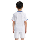 Conjunto infantil oficial de Cabo Verde segunda equipación temporada 2026 2027 camiseta y pantalón blanco de Tienda Hincha Futbolero, Cabo Verde infantil, Conjunto Cabo Verde 2026/27, Ropa oficial Cabo Verde niños, Kit Cabo Verde blanco, Comprar conjunto infantil Cabo Verde, Tubarões Azuis equipación, Fútbol infantil África, Cabo Verde 2027, Camiseta y pantalón Cabo Verde.