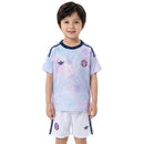 Conjunto infantil de la selección de Costa Rica 2026 2027 segunda equipación de camiseta de visitante y pantalón corto de niño Tienda Hincha Futbolero, Conjunto Costa Rica infantil, Equipación Costa Rica niño 2026, Camiseta y pantalón Costa Rica 2027, Ropa de Costa Rica para niños original, Comprar mini kit Costa Rica, Calidad premium Costa Rica infantil, Camiseta fútbol niño visitante, Ropa deportiva infantil, Uniforme de fútbol para niño La Sele Pura Vida.