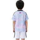 Conjunto infantil de la selección de Costa Rica 2026 2027 segunda equipación de camiseta de visitante y pantalón corto de niño Tienda Hincha Futbolero, Conjunto Costa Rica infantil, Equipación Costa Rica niño 2026, Camiseta y pantalón Costa Rica 2027, Ropa de Costa Rica para niños original, Comprar mini kit Costa Rica, Calidad premium Costa Rica infantil, Camiseta fútbol niño visitante, Ropa deportiva infantil, Uniforme de fútbol para niño La Sele Pura Vida.