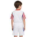 Conjunto infantil de la selección de Croacia 2026 2027 primera equipación de camiseta ajedrezada roja y blanca y pantalón corto de niño Tienda Hincha Futbolero, Conjunto Croacia infantil, Equipación Croacia niño 2026, Camiseta y pantalón Croacia 2027, Ropa de Croacia para niños original, Comprar mini kit Croacia, Calidad premium Croacia infantil, Camiseta fútbol niño ajedrezada, Ropa deportiva infantil, Uniforme de fútbol para niño HNS Modric.