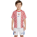 Conjunto infantil de la selección de Croacia 2026 2027 primera equipación de camiseta ajedrezada roja y blanca y pantalón corto de niño Tienda Hincha Futbolero, Conjunto Croacia infantil, Equipación Croacia niño 2026, Camiseta y pantalón Croacia 2027, Ropa de Croacia para niños original, Comprar mini kit Croacia, Calidad premium Croacia infantil, Camiseta fútbol niño ajedrezada, Ropa deportiva infantil, Uniforme de fútbol para niño HNS Modric.