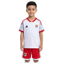 Conjunto infantil de la selección de Emiratos Árabes Unidos 2026 2027 primera equipación de camiseta blanca y pantalón corto de niño blanco y rojo Tienda Hincha Futbolero, Conjunto Emiratos Árabes Unidos infantil, Equipación Emiratos Árabes niño 2026, Camiseta y pantalón Emiratos Árabes 2027, Ropa de Emiratos Árabes para niños original, Comprar mini kit EAU blanco rojo, Calidad premium Emiratos Árabes infantil, Camiseta fútbol niño blanca, Ropa deportiva infantil, Uniforme de fútbol para niño UAEFA Asia.