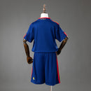 Conjunto infantil España retro 2010 segunda equipación camiseta azul marino y pantalón para niños calidad 1.1 premium Tienda Hincha Futbolero Selección Española Mini Kit Vintage Iniesta Mundial, Conjunto España infantil, Equipación España niño retro, Camiseta España 2010 niño azul, Pantalón España clásico infantil, Comprar ropa España bebé, Calidad 1.1 premium niños, España Iniesta niño, Fútbol clásico infantil, Minikit España histórico 2010.