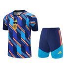 Conjunto infantil pre-partido selección España camiseta y pantalón azul temporada 2026 2027 calidad 1.1 oficial, España infantil 2026, Conjunto niño España azul, Ropa selección española niños, Equipación España junior pre-partido, Calidad 1.1 infantil, Tienda Hincha Futbolero, Regalo niño España fútbol, Chándal corto niño España 26/27, España Kids Pre-Match.