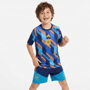 Conjunto infantil pre-partido selección España camiseta y pantalón azul temporada 2026 2027 calidad 1.1 oficial, España infantil 2026, Conjunto niño España azul, Ropa selección española niños, Equipación España junior pre-partido, Calidad 1.1 infantil, Tienda Hincha Futbolero, Regalo niño España fútbol, Chándal corto niño España 26/27, España Kids Pre-Match.