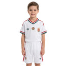 Conjunto infantil oficial de Hungría segunda equipación temporada 2026 2027 camiseta y pantalón blanco de Tienda Hincha Futbolero, Hungría infantil, Conjunto Hungría 2026/27, Ropa oficial Hungría niños, Kit Hungría blanco, Comprar conjunto infantil Hungría, Selección húngara equipación, Fútbol infantil, Hungría 2027, Camiseta y pantalón Hungría.