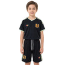 Conjunto infantil de la selección de Perú 2026 2027 segunda equipación de camiseta negra con franja roja y pantalón corto de niño Tienda Hincha Futbolero, Conjunto Perú infantil, Equipación Perú niño 2026, Camiseta y pantalón Perú 2027, Ropa de Perú para niños original, Comprar mini kit Perú, Calidad premium Perú infantil, Camiseta fútbol niño negra, Ropa deportiva infantil, Uniforme de fútbol para niño FPF.