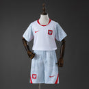 Conjunto infantil de la selección de Polonia 2026 2027 primera equipación de camiseta blanca tradicional y pantalón corto de niño Tienda Hincha Futbolero, Conjunto Polonia infantil, Equipación Polonia niño 2026, Camiseta y pantalón Polonia 2027, Ropa de Polonia para niños original, Comprar mini kit Polonia, Calidad premium Polonia infantil, Camiseta fútbol niño blanca, Ropa deportiva infantil, Uniforme de fútbol para niño PZPN Lewandowski.