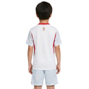 Conjunto infantil de la selección de Polonia 2026 2027 primera equipación de camiseta blanca tradicional y pantalón corto de niño Tienda Hincha Futbolero, Conjunto Polonia infantil, Equipación Polonia niño 2026, Camiseta y pantalón Polonia 2027, Ropa de Polonia para niños original, Comprar mini kit Polonia, Calidad premium Polonia infantil, Camiseta fútbol niño blanca, Ropa deportiva infantil, Uniforme de fútbol para niño PZPN Lewandowski.