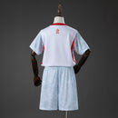 Conjunto infantil de la selección de Polonia 2026 2027 primera equipación de camiseta blanca tradicional y pantalón corto de niño Tienda Hincha Futbolero, Conjunto Polonia infantil, Equipación Polonia niño 2026, Camiseta y pantalón Polonia 2027, Ropa de Polonia para niños original, Comprar mini kit Polonia, Calidad premium Polonia infantil, Camiseta fútbol niño blanca, Ropa deportiva infantil, Uniforme de fútbol para niño PZPN Lewandowski.