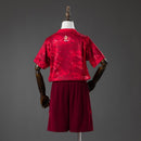 Conjunto infantil de la selección de Polonia 2026 2027 segunda equipación de camiseta roja y pantalón corto de niño Tienda Hincha Futbolero, Conjunto Polonia infantil, Equipación Polonia niño 2026, Camiseta y pantalón Polonia 2027, Ropa de Polonia para niños original, Comprar mini kit Polonia, Calidad premium Polonia infantil, Camiseta fútbol niño roja, Ropa deportiva infantil, Uniforme de fútbol para niño PZPN Lewandowski.