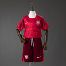 Conjunto infantil de la selección de Polonia 2026 2027 segunda equipación de camiseta roja y pantalón corto de niño Tienda Hincha Futbolero, Conjunto Polonia infantil, Equipación Polonia niño 2026, Camiseta y pantalón Polonia 2027, Ropa de Polonia para niños original, Comprar mini kit Polonia, Calidad premium Polonia infantil, Camiseta fútbol niño roja, Ropa deportiva infantil, Uniforme de fútbol para niño PZPN Lewandowski.