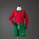 Conjunto infantil oficial de Portugal retro 2004 manga larga camiseta y pantalón de Tienda Hincha Futbolero, Portugal retro, Portugal 2004 infantil, Camiseta Portugal manga larga niños, Conjunto retro selección portuguesa, Ropa clásica fútbol, Euro 2004 Portugal, Comprar kit Portugal vintage, Fútbol infantil clásico, Selección de Portugal 2004.