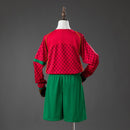 Conjunto infantil oficial de Portugal retro 2004 manga larga camiseta y pantalón de Tienda Hincha Futbolero, Portugal retro, Portugal 2004 infantil, Camiseta Portugal manga larga niños, Conjunto retro selección portuguesa, Ropa clásica fútbol, Euro 2004 Portugal, Comprar kit Portugal vintage, Fútbol infantil clásico, Selección de Portugal 2004.