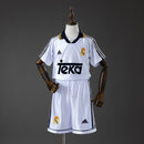 Conjunto infantil Real Madrid retro 1999 2000 primera equipación camiseta blanca y pantalón para niños calidad 1.1 premium Tienda Hincha Futbolero Real Madrid Mini Kit Vintage Raúl, Conjunto Real Madrid infantil, Equipación Real Madrid niño retro, Camiseta Real Madrid 1999 niño blanca, Pantalón Real Madrid clásico infantil, Comprar ropa Real Madrid bebé, Calidad 1.1 premium niños, Real Madrid Raúl niño, Fútbol clásico infantil, Minikit Real Madrid histórico.