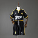 Conjunto infantil Real Madrid retro 1999 2000 segunda equipación camiseta negra y pantalón para niños calidad 1.1 premium Tienda Hincha Futbolero Real Madrid Mini Kit Vintage Raúl, Conjunto Real Madrid infantil, Equipación Real Madrid niño retro, Camiseta Real Madrid 1999 niño negro, Pantalón Real Madrid clásico infantil, Comprar ropa Real Madrid bebé, Calidad 1.1 premium niños, Real Madrid Raúl niño, Fútbol clásico infantil, Minikit Real Madrid histórico.