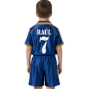 Conjunto infantil Real Madrid retro 1999 2000 tercera equipación camiseta azul marino y pantalón para niños calidad 1.1 premium Tienda Hincha Futbolero Real Madrid Mini Kit Vintage Raúl, Conjunto Real Madrid infantil, Equipación Real Madrid niño retro, Camiseta Real Madrid 1999 niño azul, Pantalón Real Madrid clásico infantil, Comprar ropa Real Madrid bebé, Calidad 1.1 premium niños, Real Madrid Raúl niño, Fútbol clásico infantil, Minikit Real Madrid histórico.